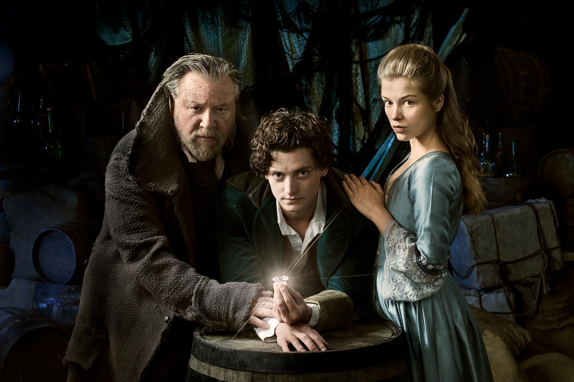 MOONFLEET: Ray Winstone, Aneurin Bernard and Sophie Cookson