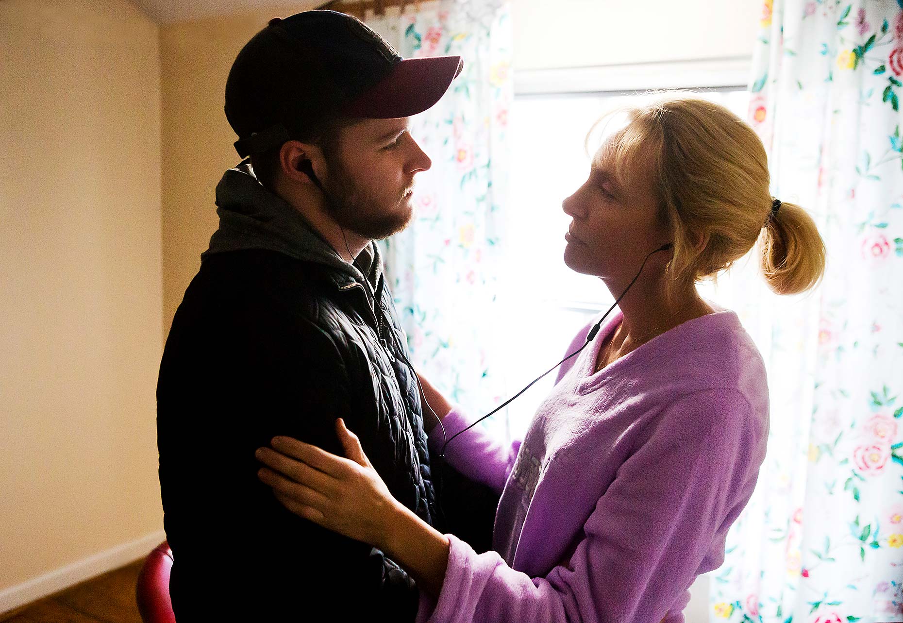 GLASSLAND : Jack Reynor and Toni Collette  (1)